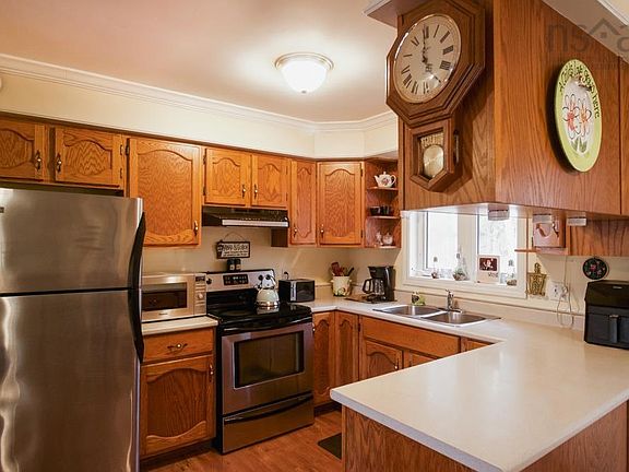 5th image of 688 E Uniacke Rd