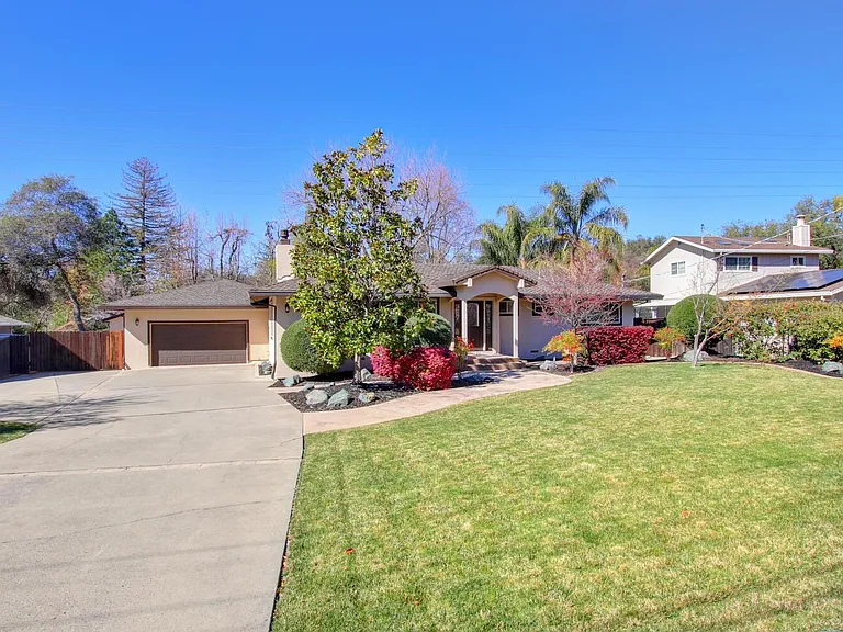 8402 Acorn Dr — Photo 1