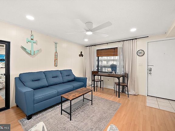 4th image of 9 41st St Unit 320