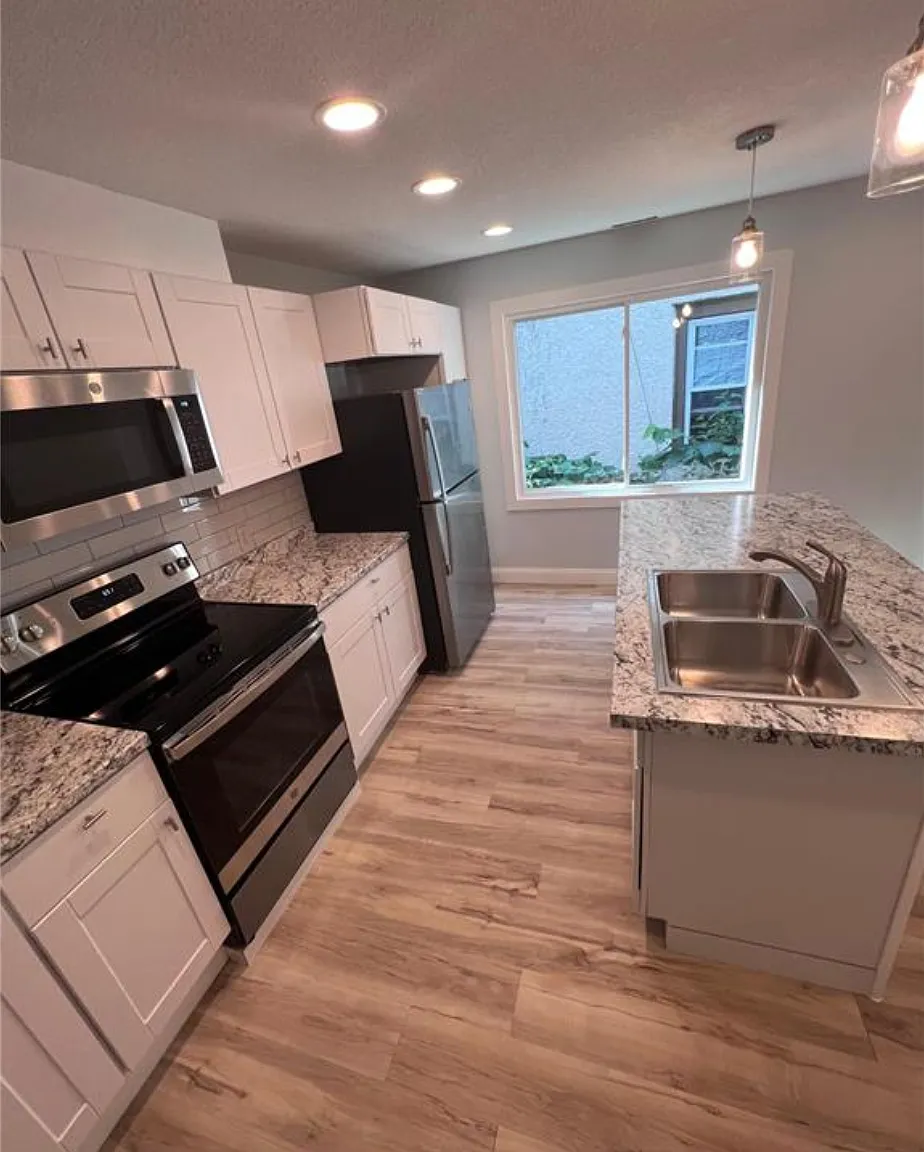 3 bed, 1100 sqft, $1,790 — Photo 3