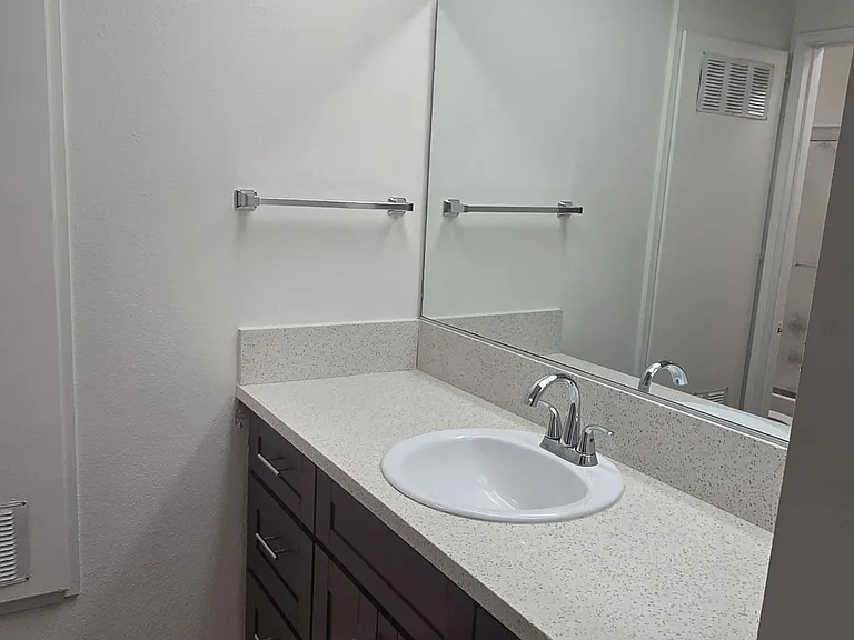 Franklin Luxury Apartments — Photo 21
