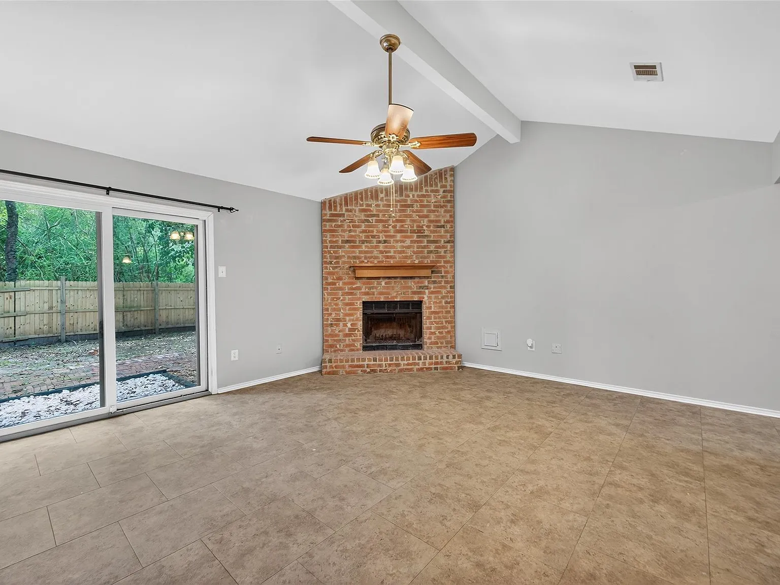 3 bed, 2.0 bath, 1456 sqft, $1,800 — Photo 3