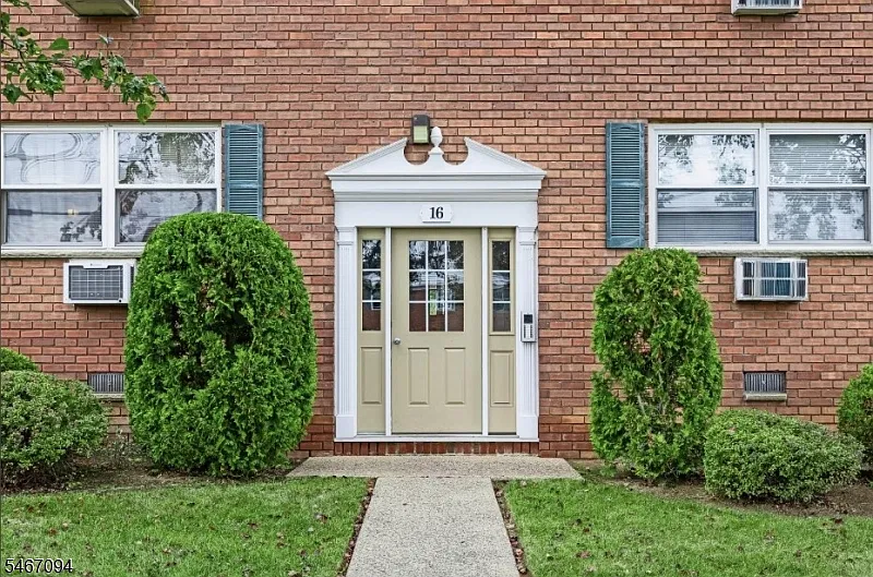 1 bed, 1.0 bath, $2,100 — Photo 1