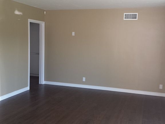 3rd image of 320 S Houser Dr