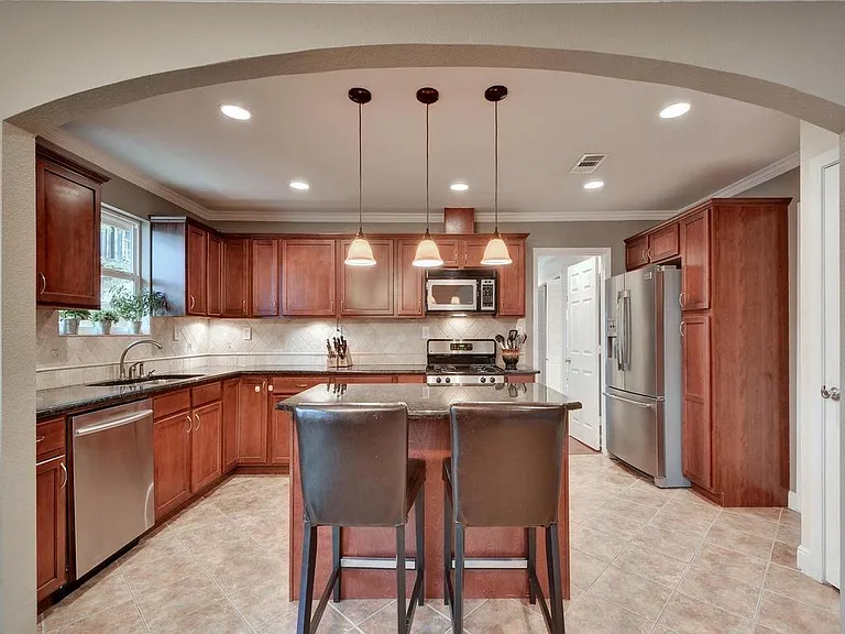 610 W North Loop Blvd — Photo 8