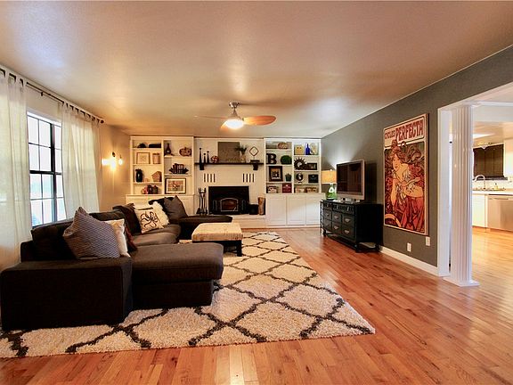2nd image of 2900 Parkwood Cir