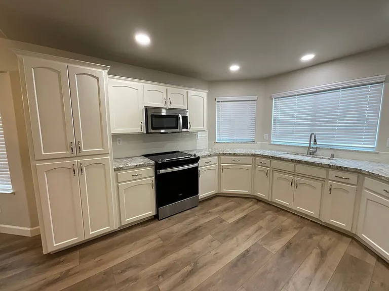 1834 E Lester Ave — Photo 5
