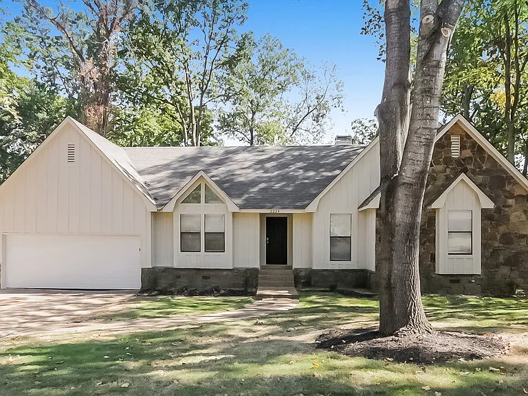 2224 Burlingate Dr — Photo 1
