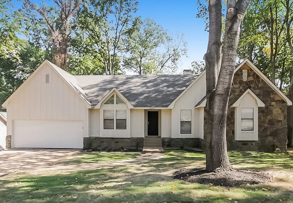 2224 Burlingate Dr