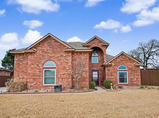 400 Winterwood Dr, Kennedale, TX