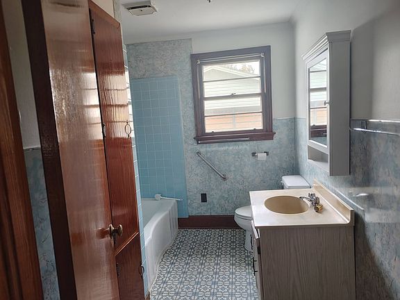 4th image of 143 W Virginia Rd