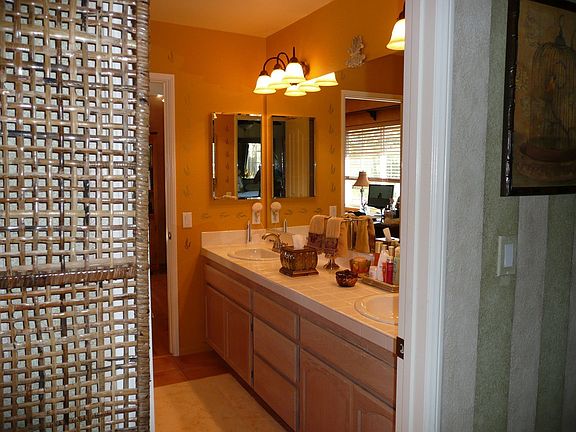 Jack & jill Bathroom connects to 2 bedrooms