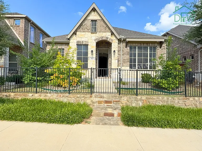 302 Julia Ln — Photo 1
