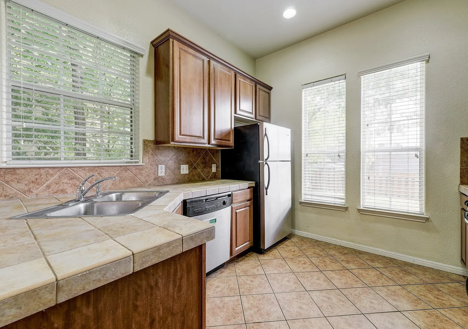 5102 Caswell Ave — Photo 3