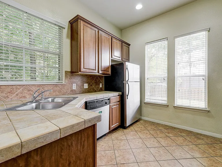 5102 Caswell Ave — Photo 3