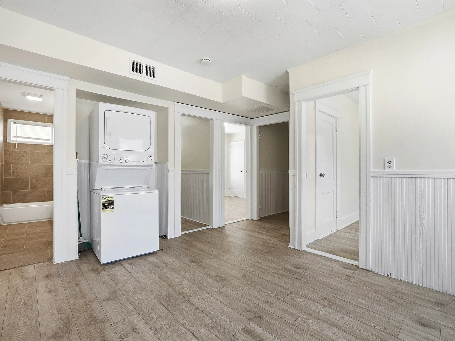 12 Hillside St — Photo 3