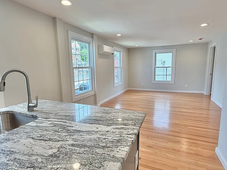 18 Cedar St — Photo 3