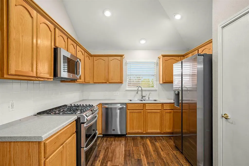 3 bed, 2.0 bath, 1369 sqft, $1,895 — Photo 3