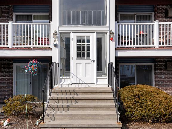 2nd image of 5 Woodcrest Ct APT 2