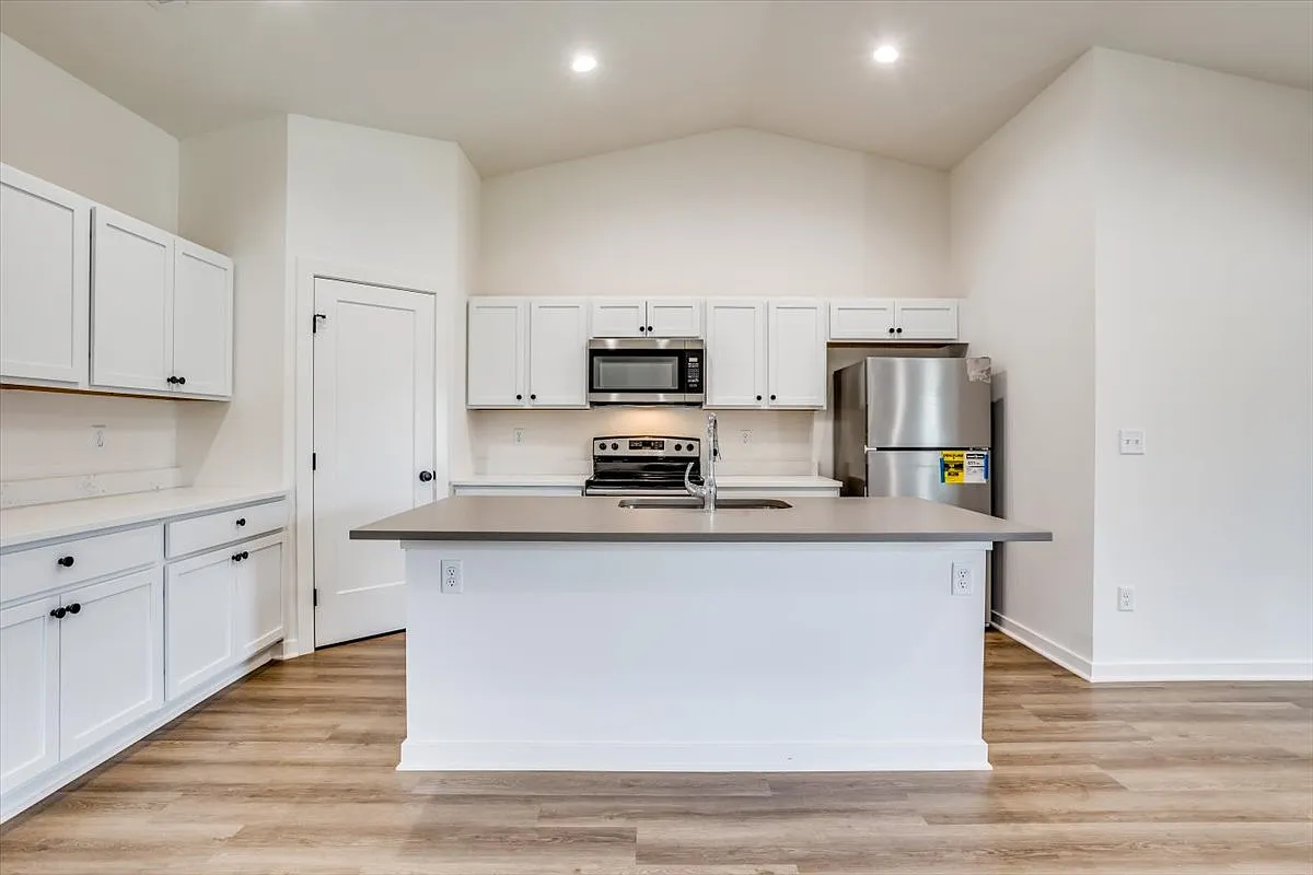 3 bed, 1259 sqft, $1,695 — Photo 4