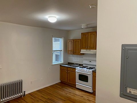 4th image of 25-50 Crescent St #1