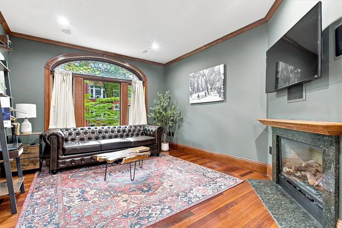 12 Strathmore Rd — Photo 2