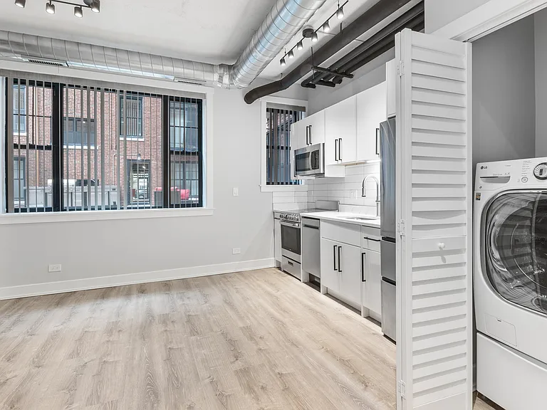 7645 N Sheridan Rd #109 — Photo 2