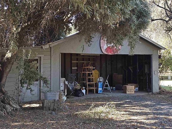 4th image of 22943 Smith Ave