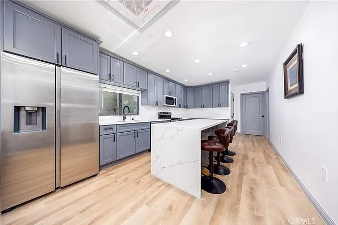 3 bed, 1000 sqft, $4,200 — Photo 1