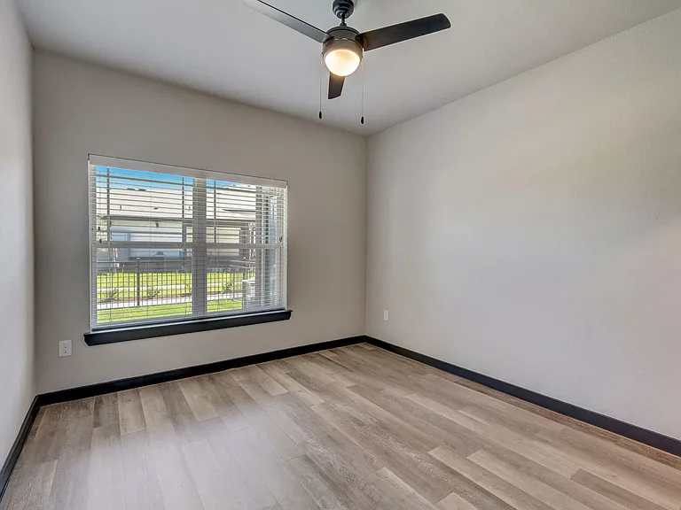 Skyview Flats — Photo 9