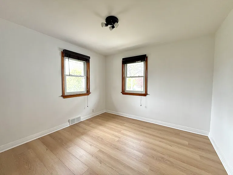 206 Wellington St S — Photo 8