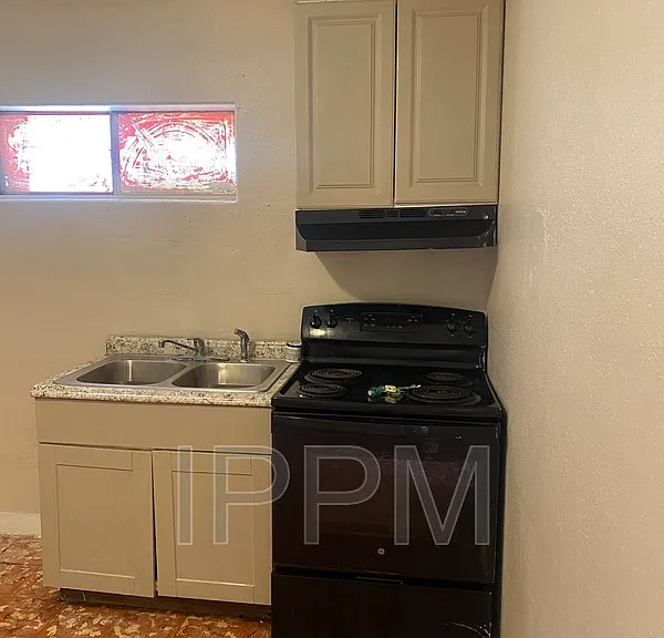 351 E Saint Charles St — Photo 2