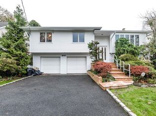 1074 Fordham Ln, Woodmere, NY 11598
