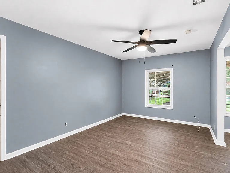 1621 Cloverdale Dr — Photo 9