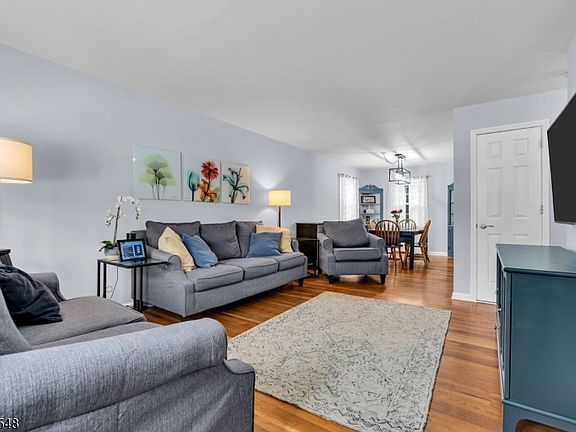 3rd image of 39 Waldon Rd