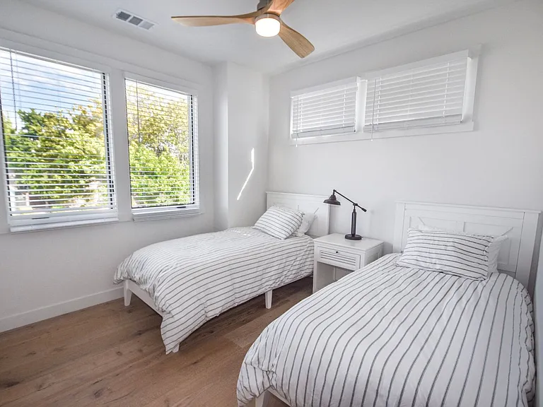 924 D Avenue — Photo 27