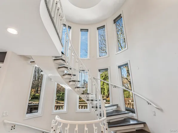 6 Coachmans Court, Old Westbury, NY 11568