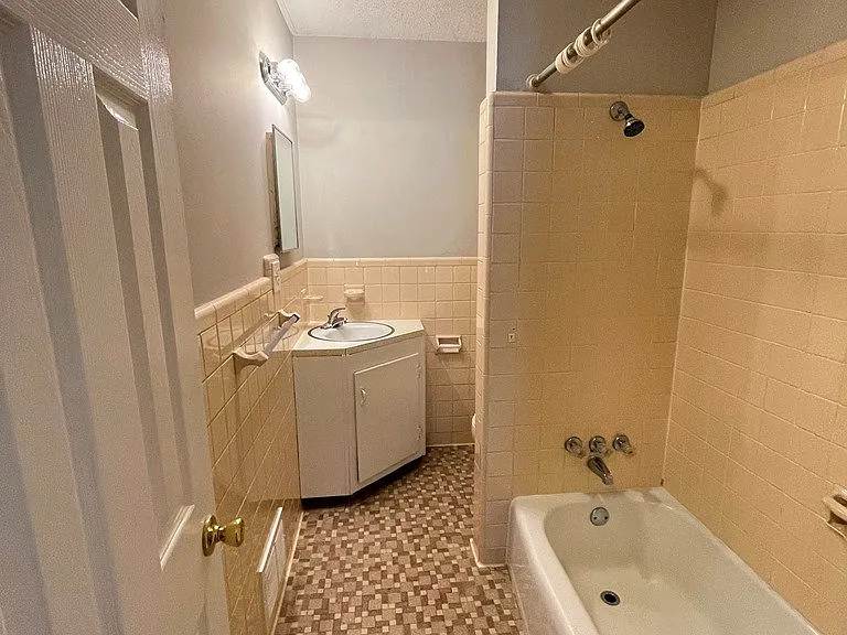 4148 Lee St #A — Photo 16