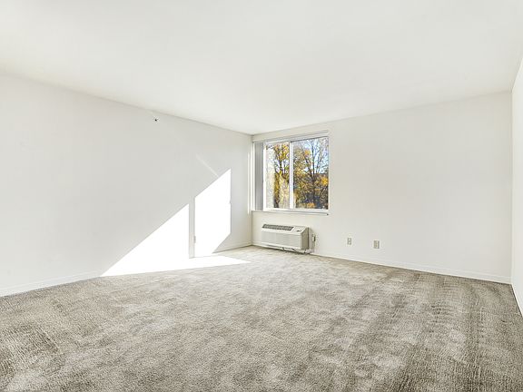 4th image of 555 Spring St APT 305