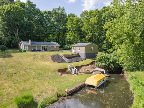 216 Lake Hills Dr, Concord, MI 49237