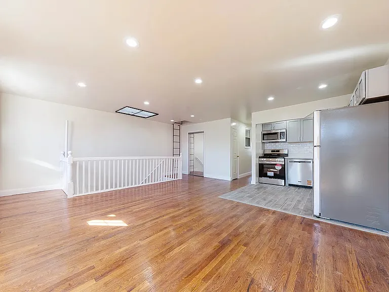 16 Roosevelt Pl #3 — Photo 1
