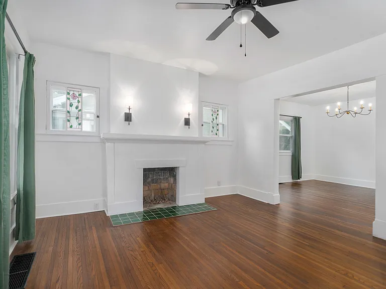 412 E Walker St — Photo 2
