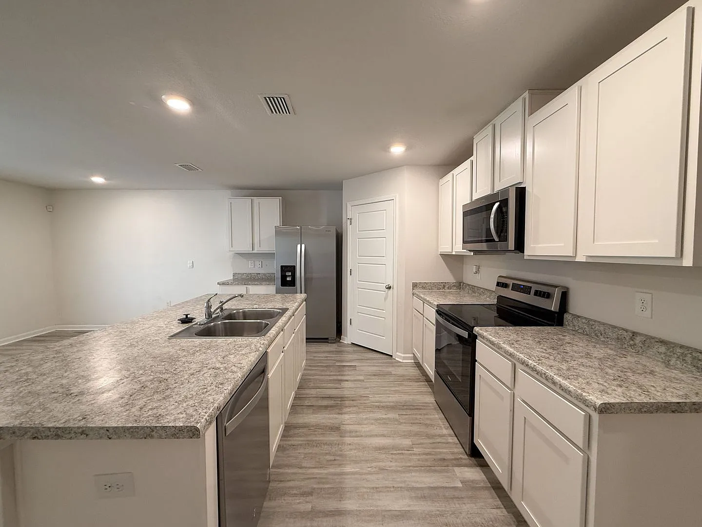 Spacious 4 Bedroom 2 Bath Home with Solar Panels! — Photo 3
