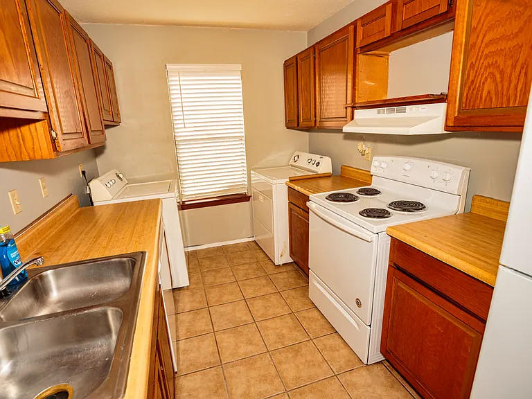 4133 NE Stallings Dr — Photo 5