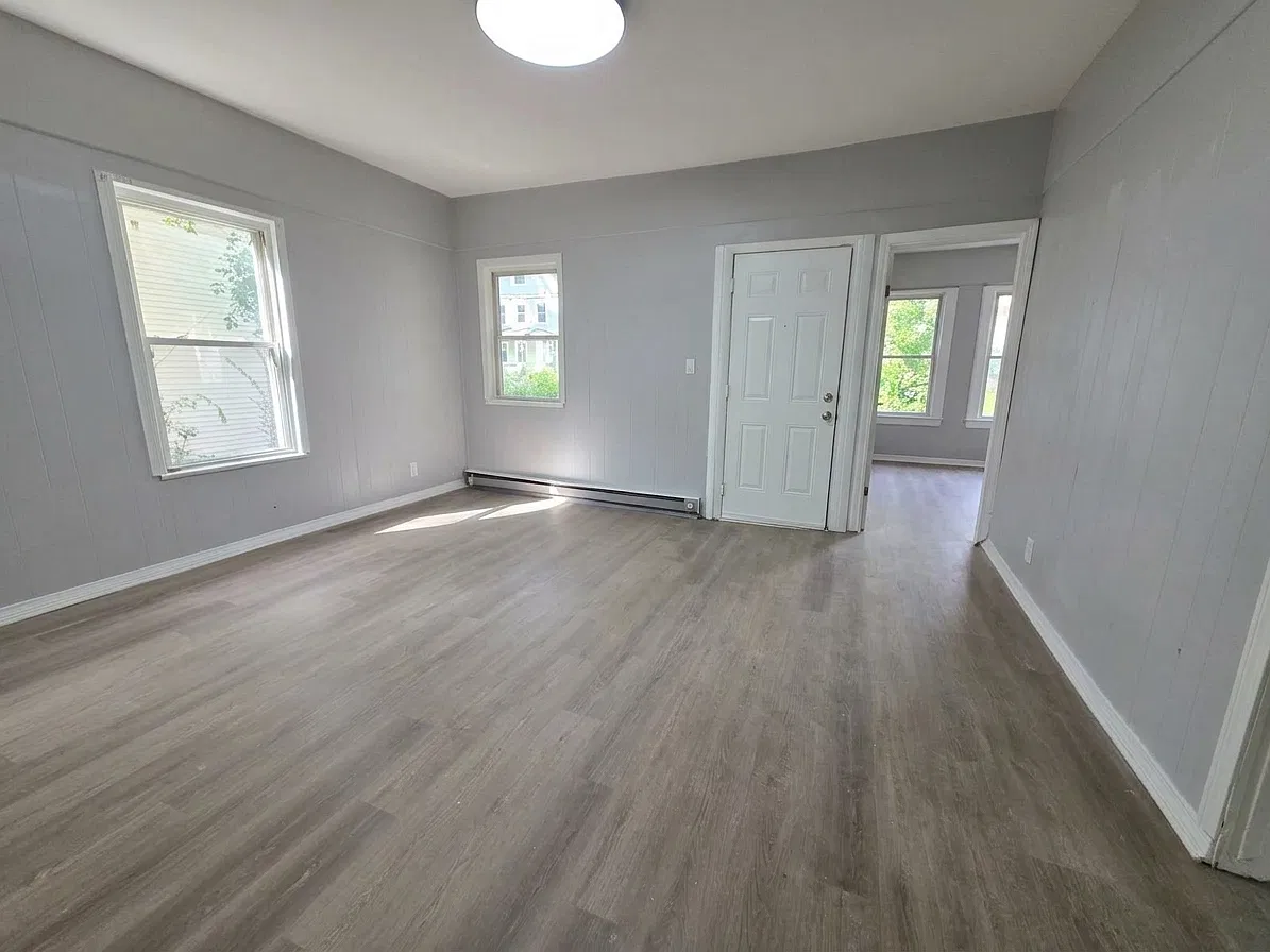 3 bed, 970 sqft, $1,450 — Photo 2