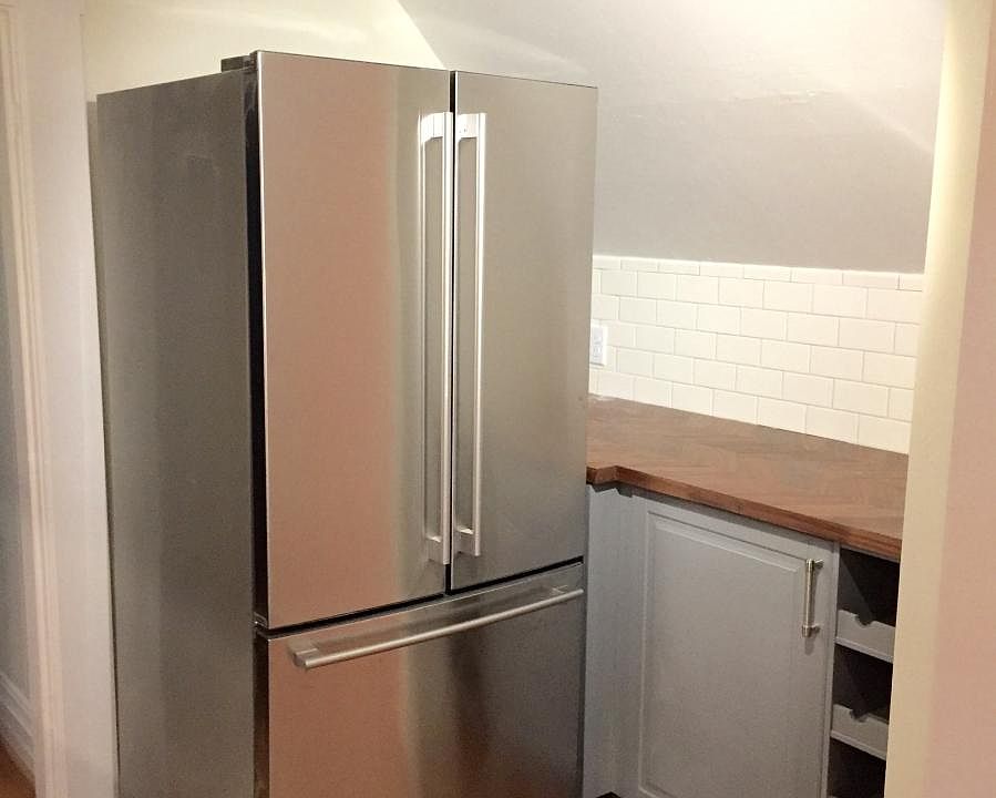 Refrigerator w/ Ice Maker
