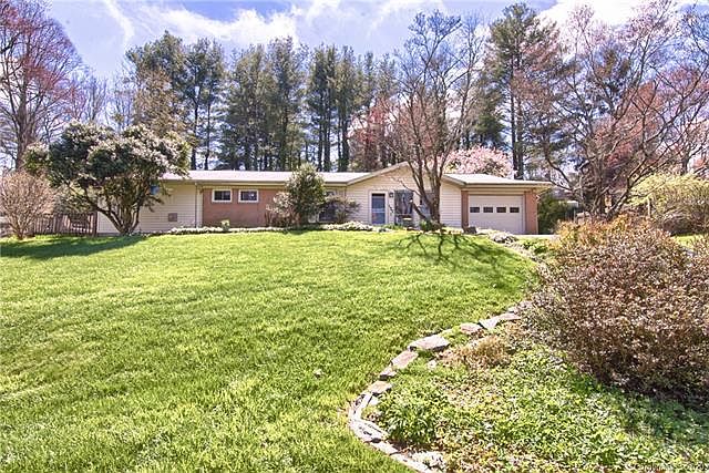 1st image of 127 Pinehurst Dr