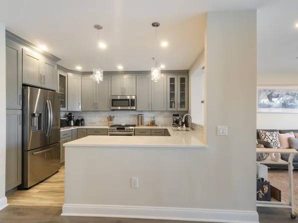 302 The Promenade image 19 of 48