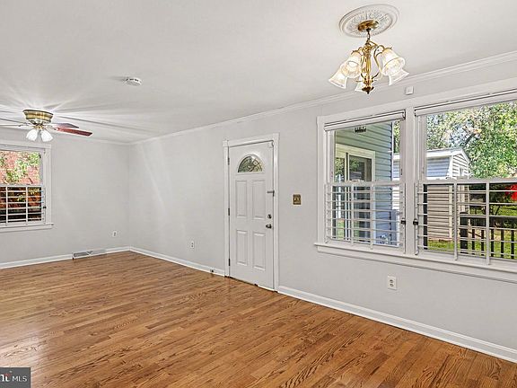 5th image of 1602 Erskine St