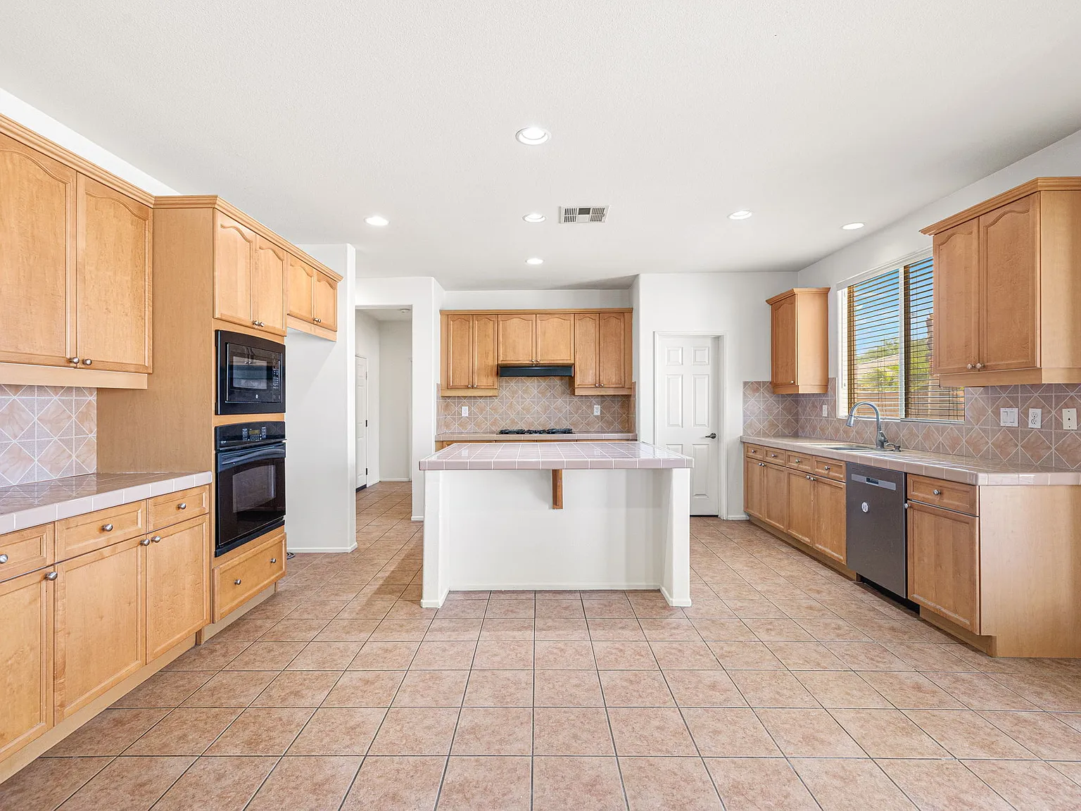 4 bed, 3.5 bath, 3147 sqft, $3,350 — Photo 2